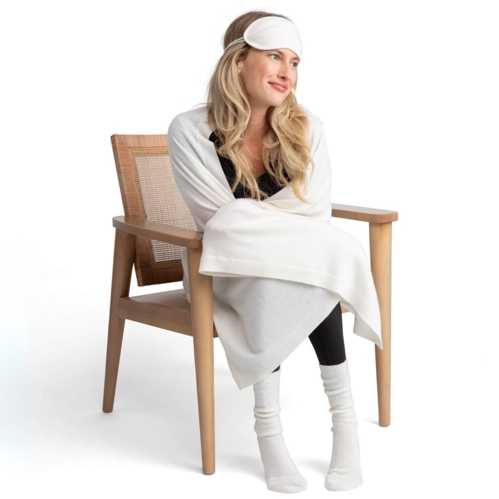 This is a Jet&Bo 100% cashmere travel set